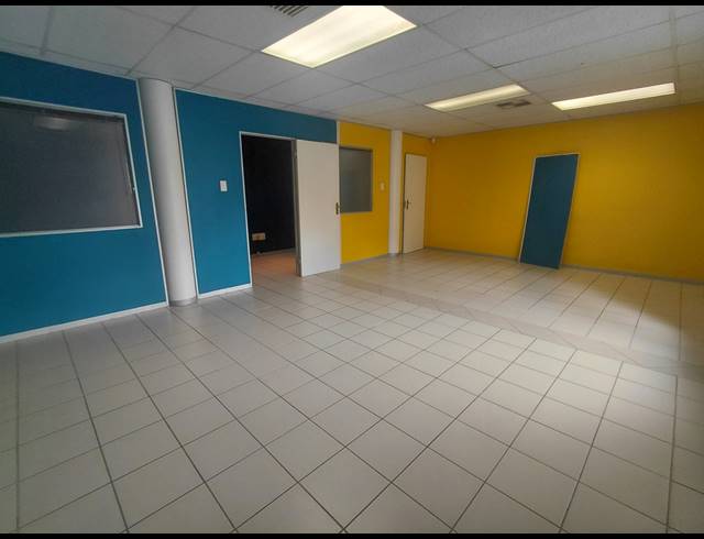 111M² OFFICE TO LET IN FOURWAYS